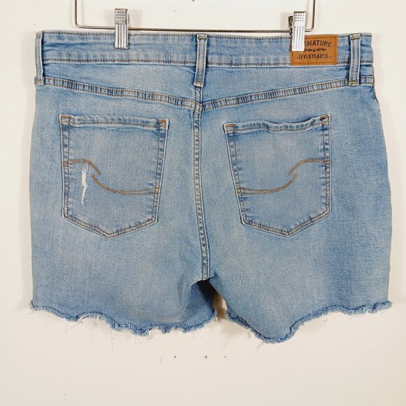 Levi's Signature Mid Rise Denim Jean Shorts, Lt. Wash, Distressed Size 12 - W31 - Picture 7 of 15